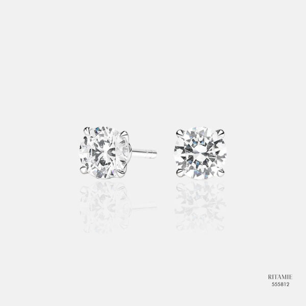Classic Round Lab-Grown Diamond Studs 555812